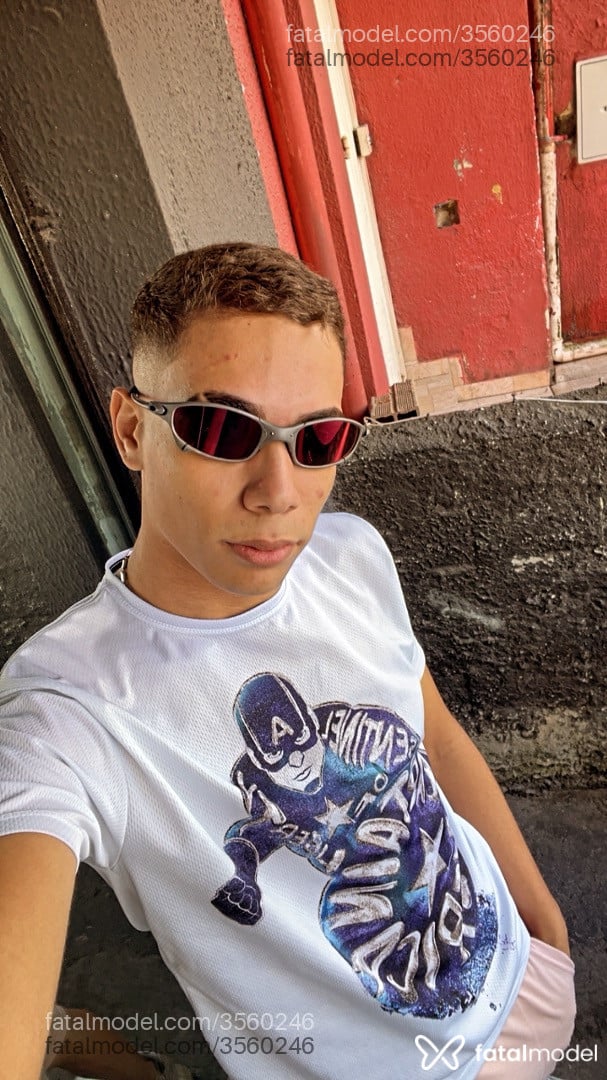 Acompanhante homem com cabelo castanho de olhos castanhos - Julio
