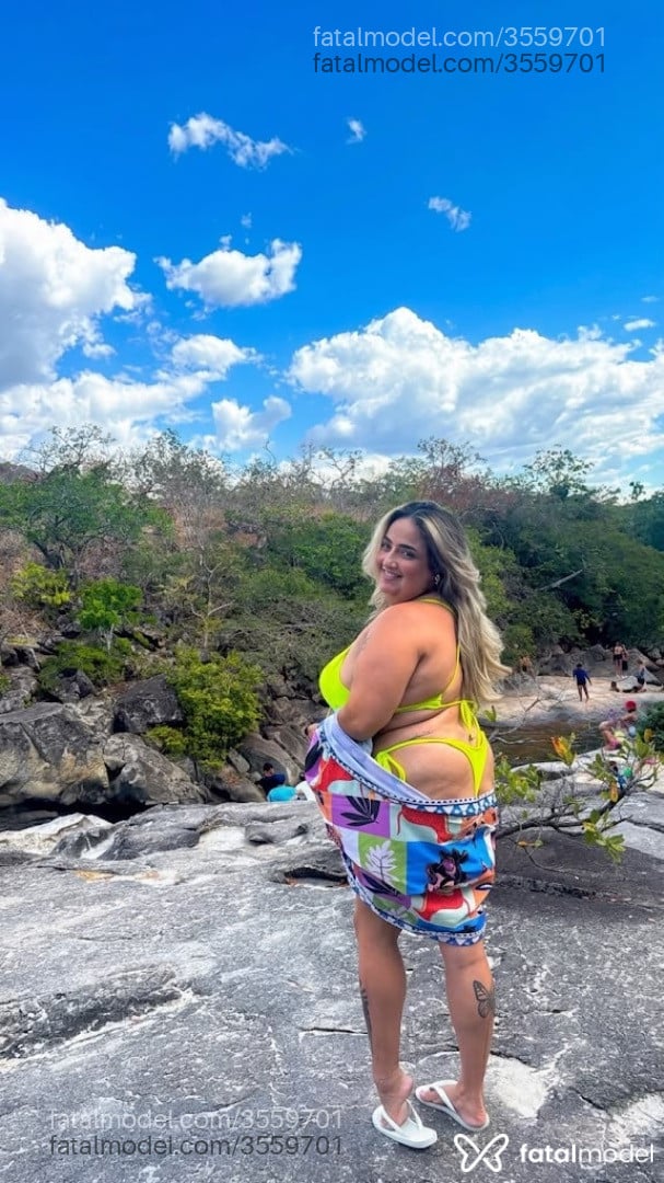 Acompanhante mulher loira (o) de olhos castanhos - Ágatha