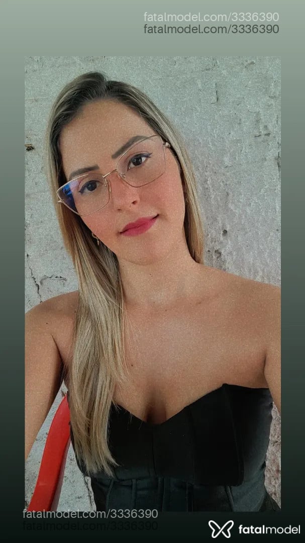 Acompanhante mulher loira (o) de olhos pretos - Brenda