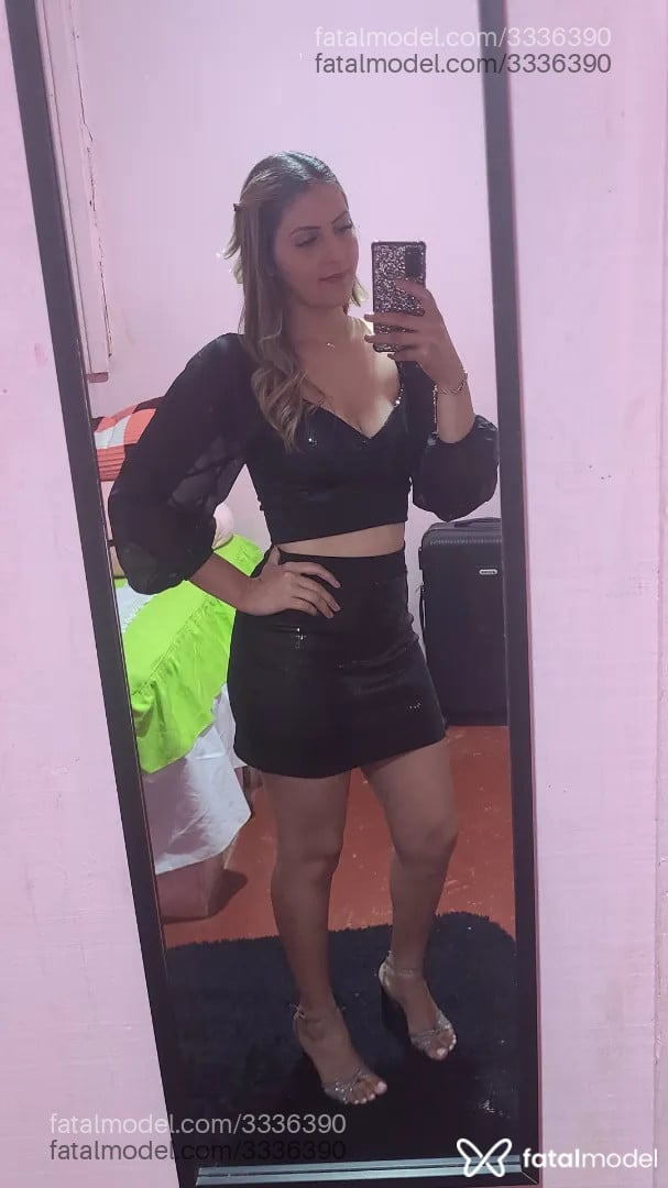 Acompanhante mulher loira (o) de olhos pretos - Brenda