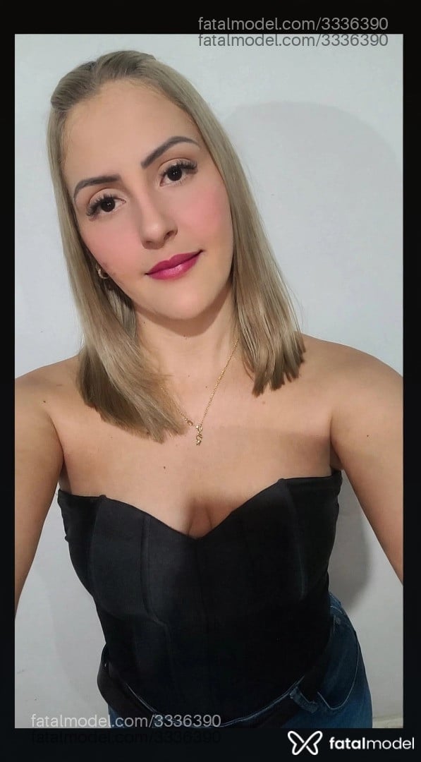 Acompanhante mulher loira (o) de olhos pretos - Brenda