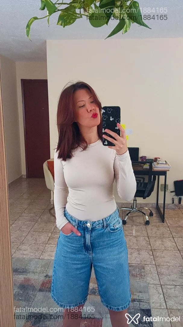 Acompanhante mulher com cabelo castanho de olhos castanhos - Luíza Graciela