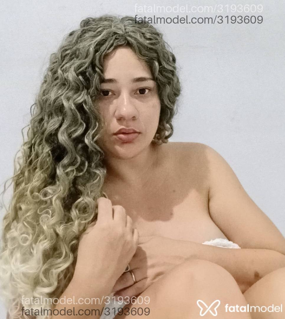 Acompanhante mulher loira (o) de olhos castanhos - Anna
