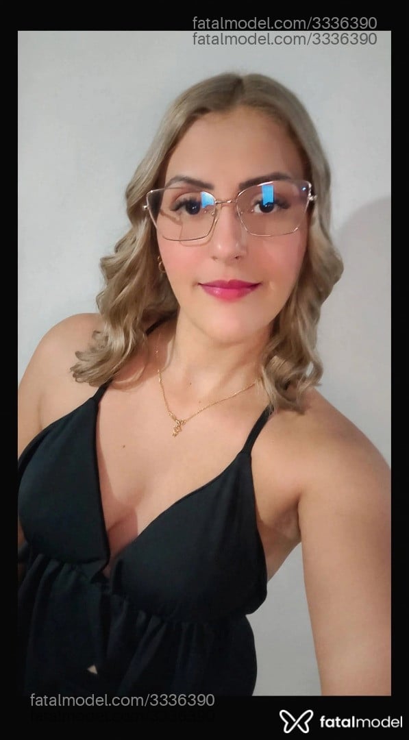 Acompanhante mulher loira (o) de olhos pretos - Brenda