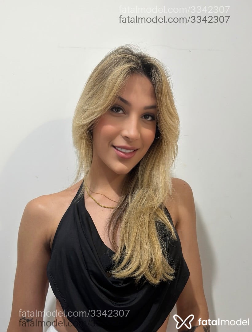 Acompanhante mulher trans loira (o) de olhos castanhos - Stella Noir