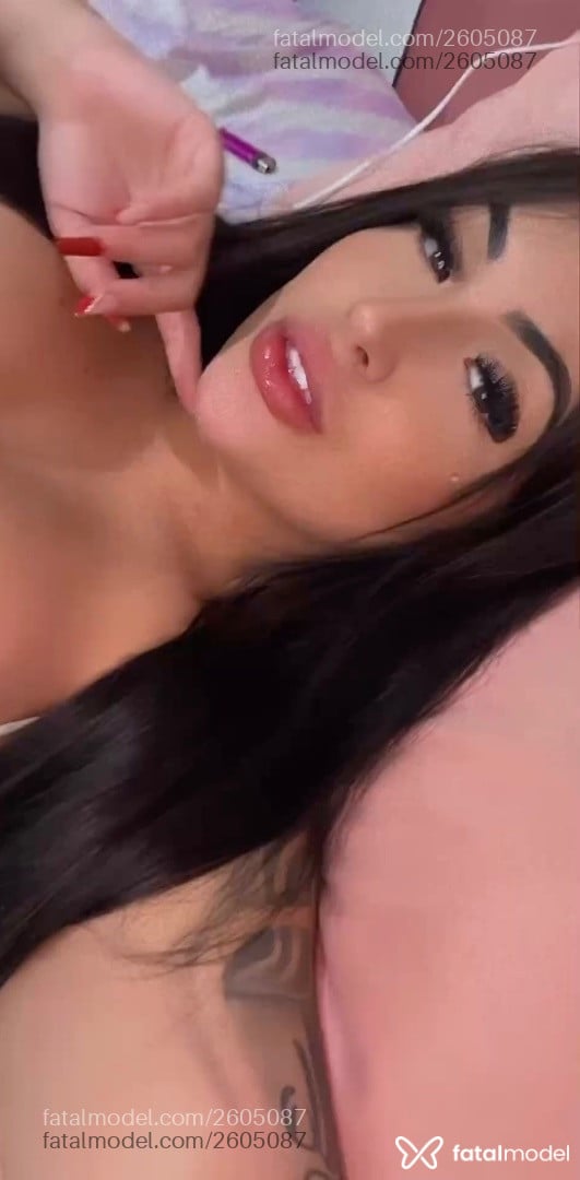 Acompanhante mulher morena (o) de olhos castanhos - Mika Valentino