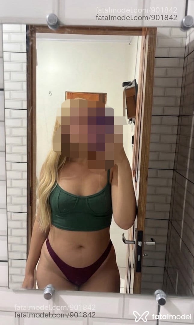 Acompanhante mulher loira (o) de olhos pretos - Mel Soares