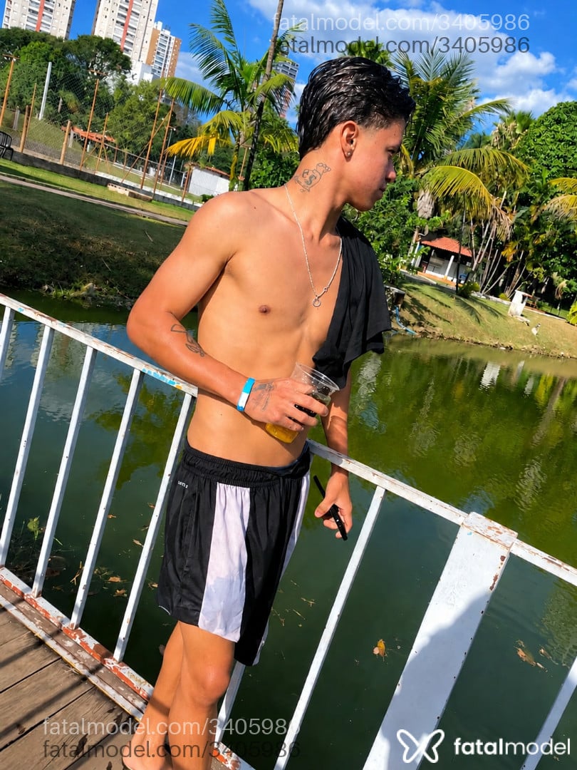 Acompanhante homem com cabelo castanho de olhos castanhos - Fernandes Acompanhante homem com cabelo castanho de olhos castanhos - Fernandes