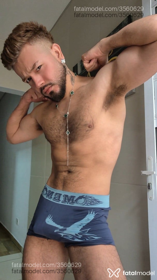 Acompanhante homem com cabelo castanho de olhos castanhos - Dinho