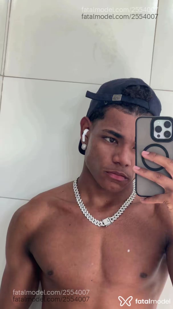 Acompanhante homem morena (o) de olhos castanhos - Nescau