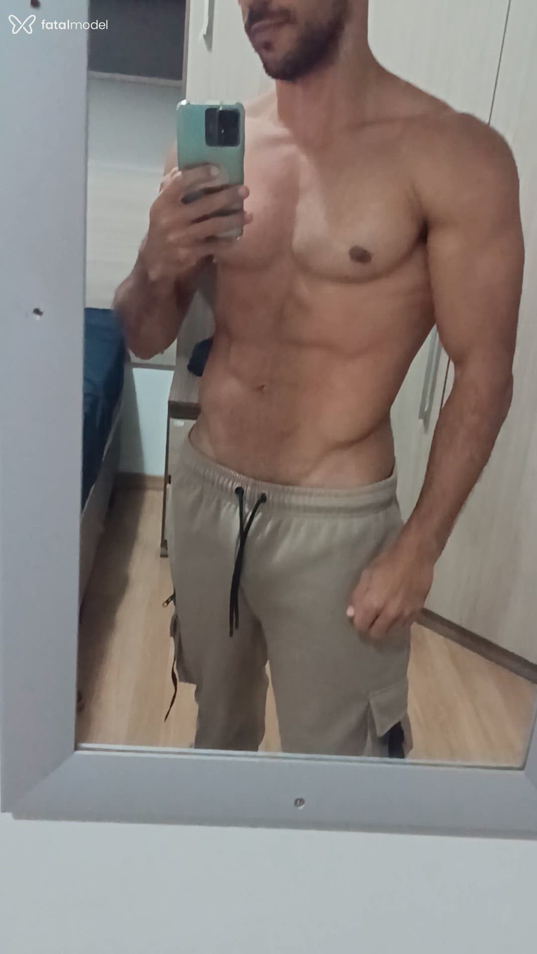 Acompanhante homem com cabelo castanho de olhos castanhos - Alemineirinho