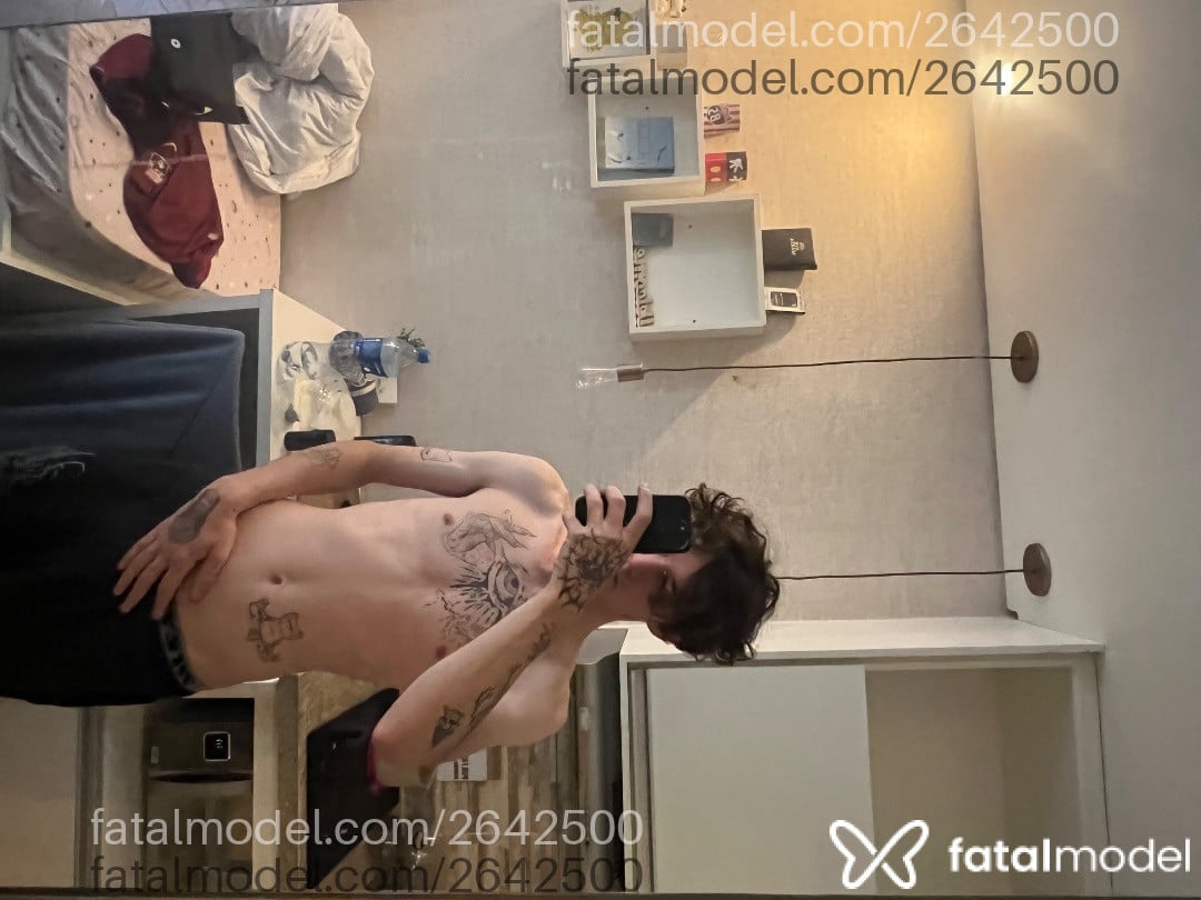 Acompanhante homem com cabelo castanho de olhos verdes - Zacc