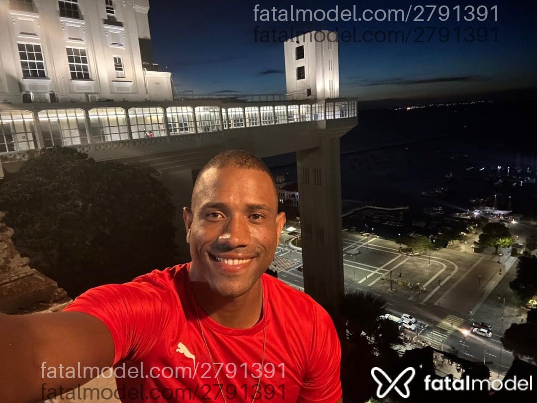 Acompanhante homem sem cabelo de olhos pretos - Vitor