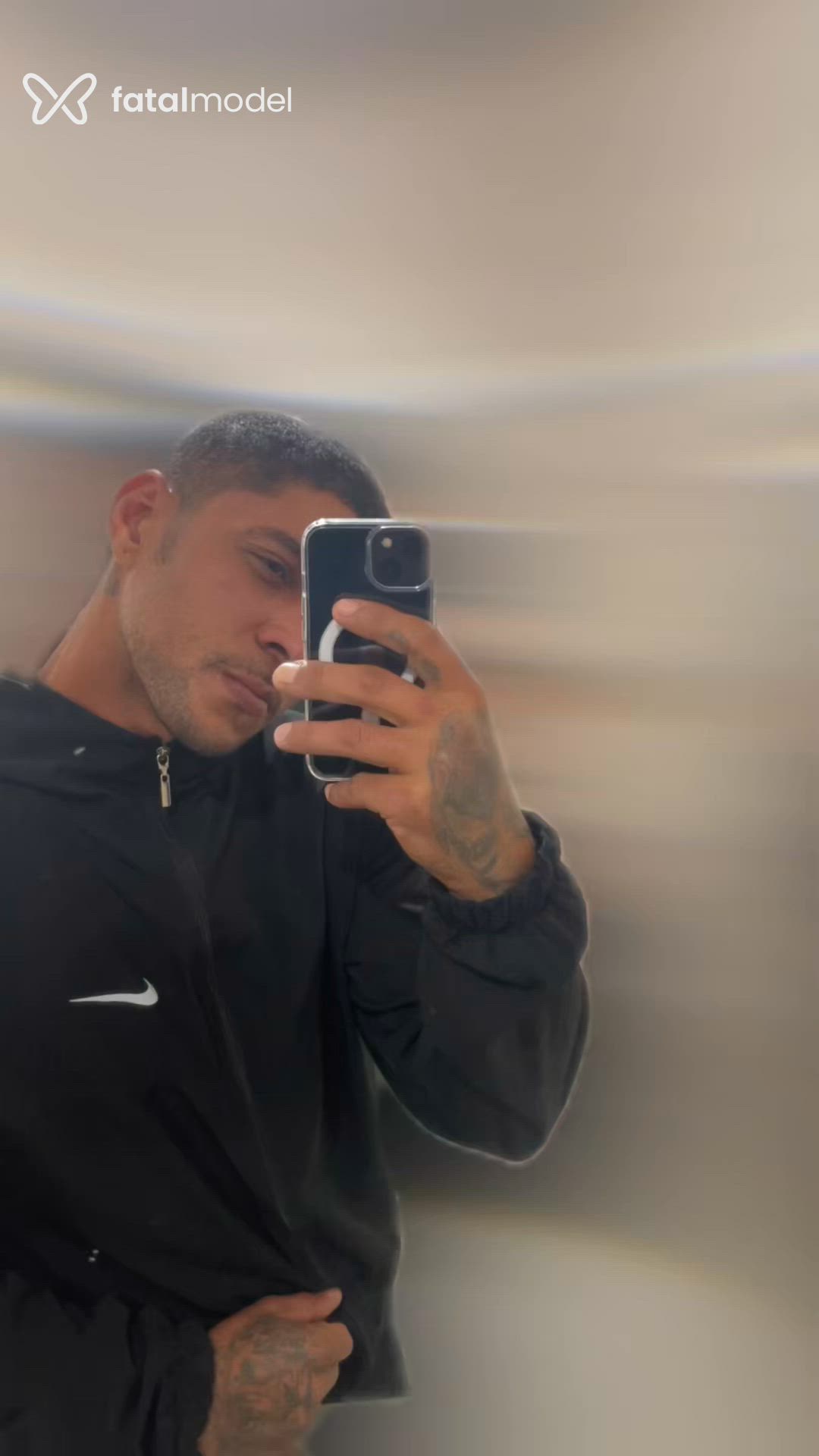 Acompanhante homem sem cabelo de olhos pretos - Pretinho