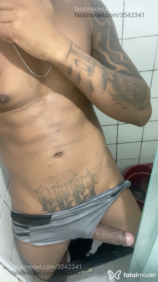 Acompanhante homem morena (o) de olhos castanhos - Diamantenegro