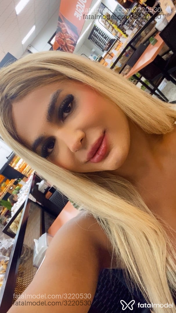 Acompanhante mulher trans loira (o) de olhos castanhos - Kauany Custódio