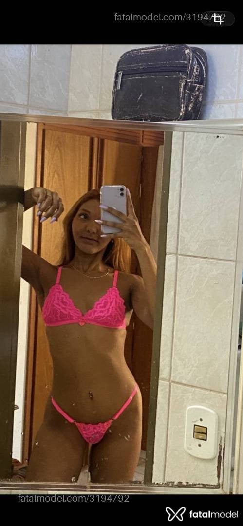 Acompanhante mulher ruiva (o) de olhos pretos - Larissa