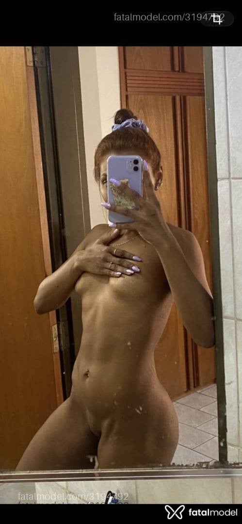 Acompanhante mulher ruiva (o) de olhos pretos - Larissa