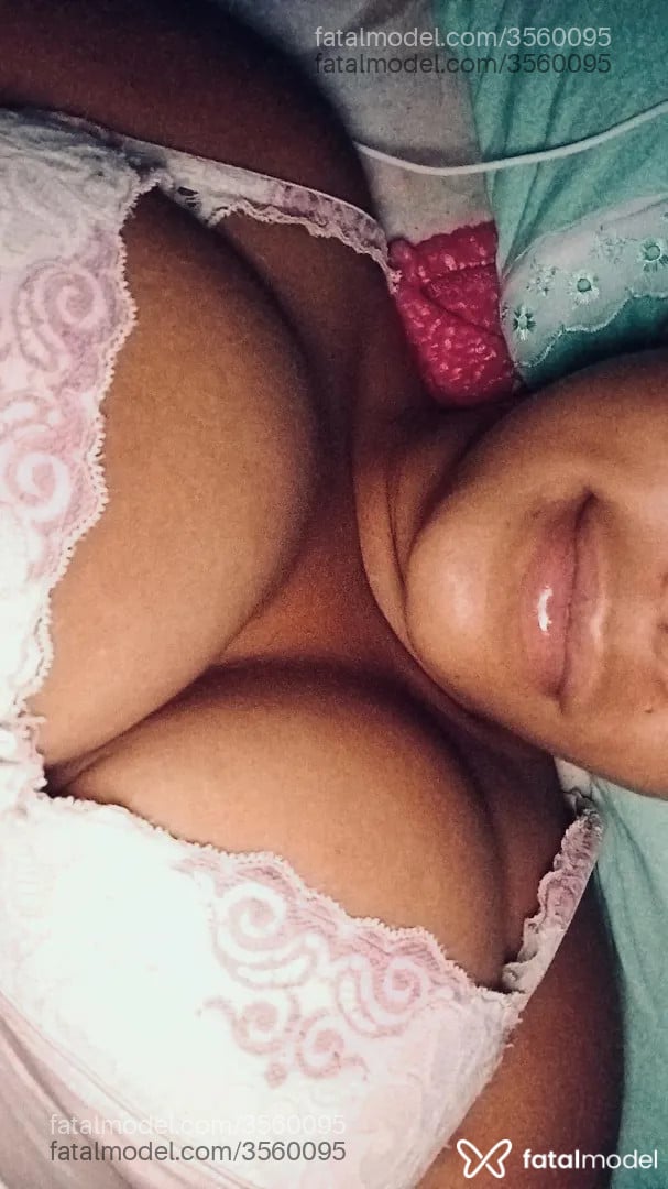 Acompanhante mulher morena (o) de olhos mel - Pamela