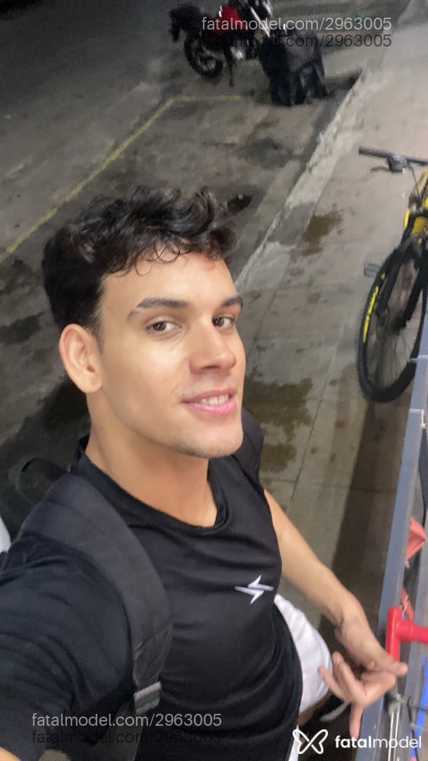 Acompanhante homem com cabelo castanho de olhos mel - Ruan