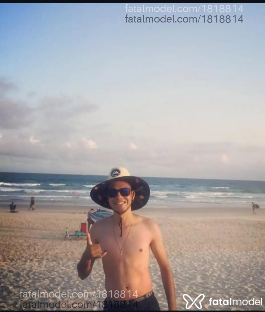 Acompanhante homem com cabelo castanho de olhos pretos - Bruno