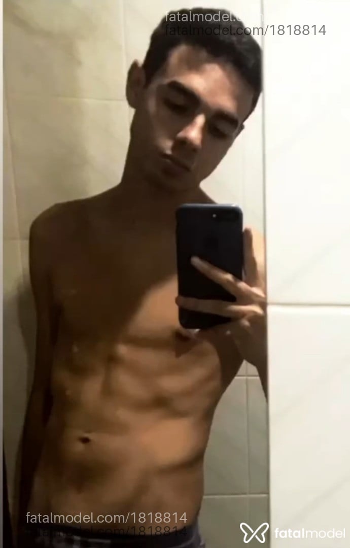Acompanhante homem com cabelo castanho de olhos pretos - Bruno Acompanhante homem com cabelo castanho de olhos pretos - Bruno