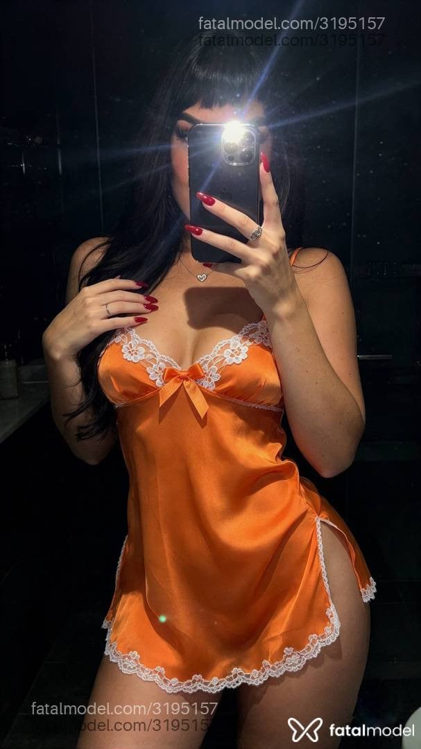 Acompanhante mulher morena (o) de olhos pretos - Laíis