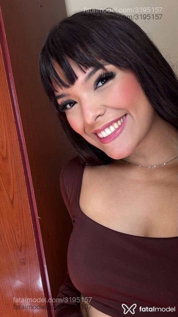 Acompanhante mulher morena (o) de olhos pretos - Laíis