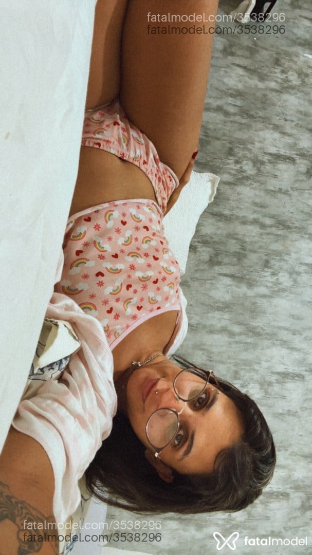 Acompanhante mulher morena (o) de olhos pretos - Babe Kush