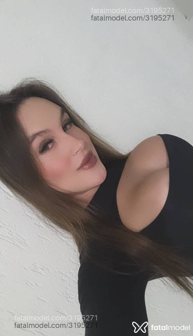 Acompanhante mulher trans loira (o) de olhos azuis - Júlia Ortiz