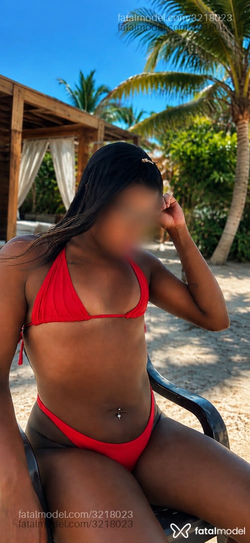 Acompanhante mulher trans morena (o) de olhos pretos - Rafaella
