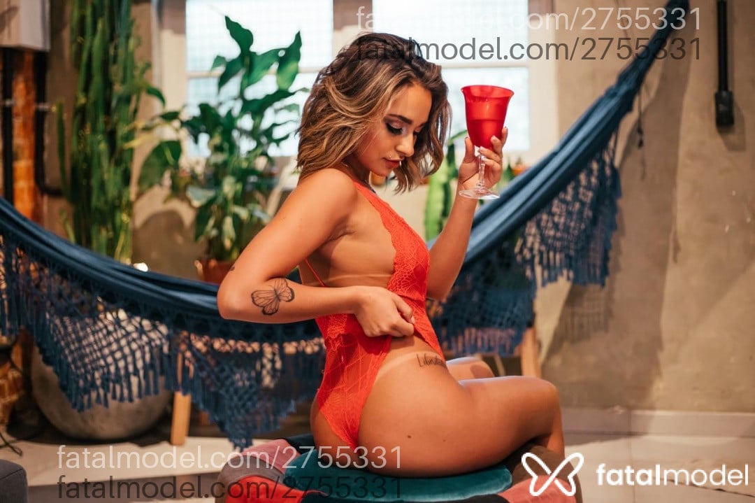 Acompanhante mulher loira (o) de olhos castanhos - Maitê Mendez