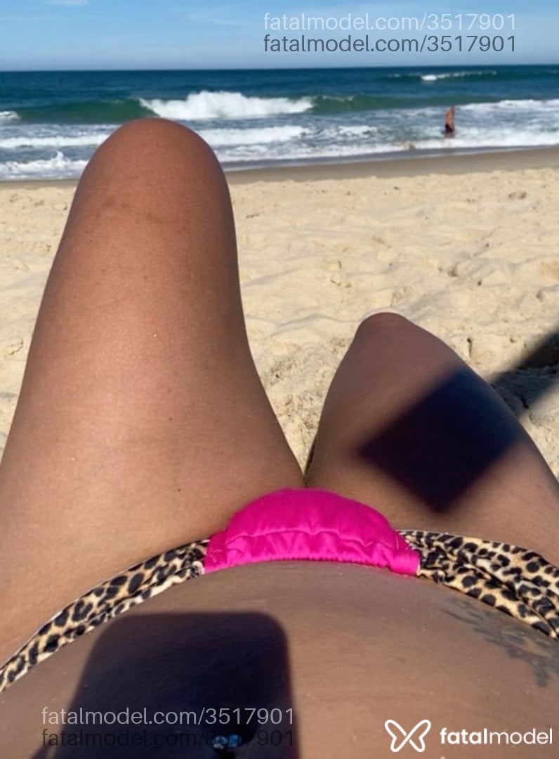 Acompanhante mulher morena (o) de olhos verdes - Beatriz