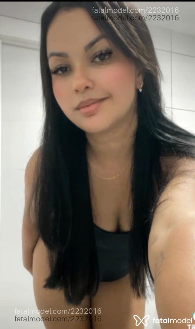 Acompanhante mulher loira (o) de olhos castanhos - Taynna