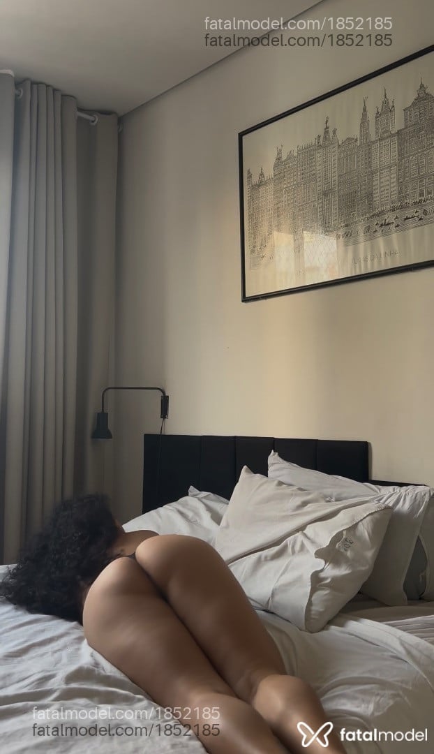 Acompanhante mulher morena (o) de olhos castanhos - LEXIS