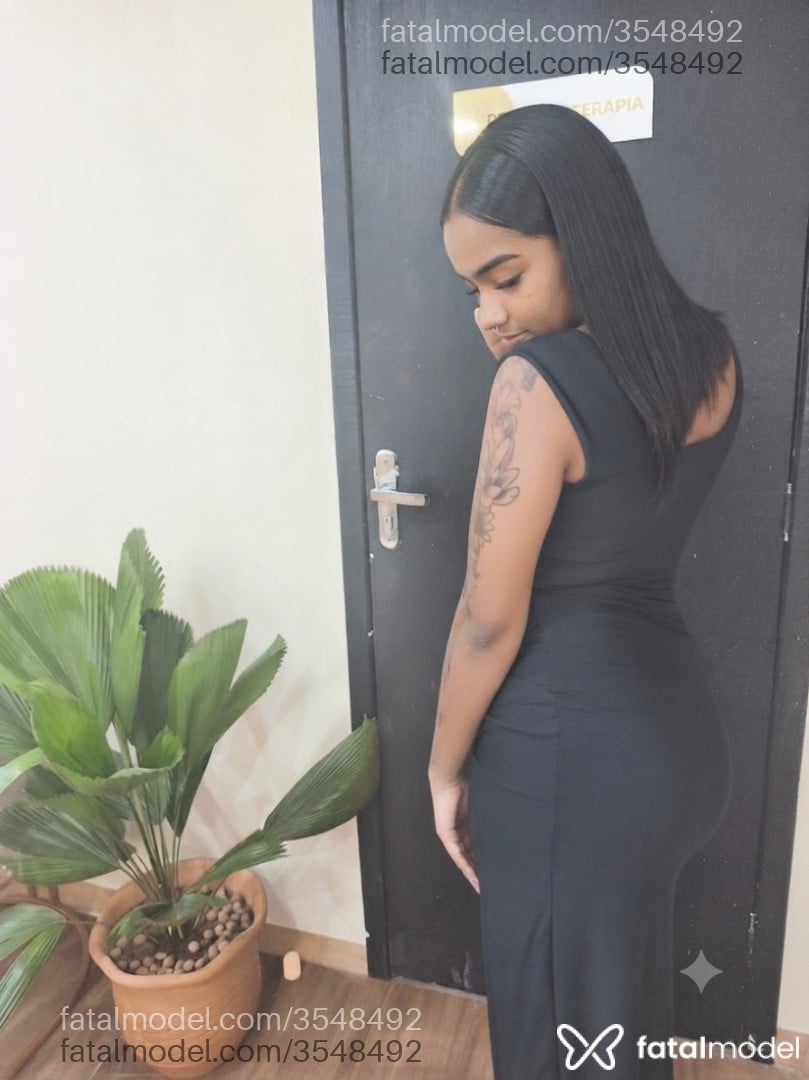 Acompanhante mulher com cabelo castanho de olhos castanhos - Lívia