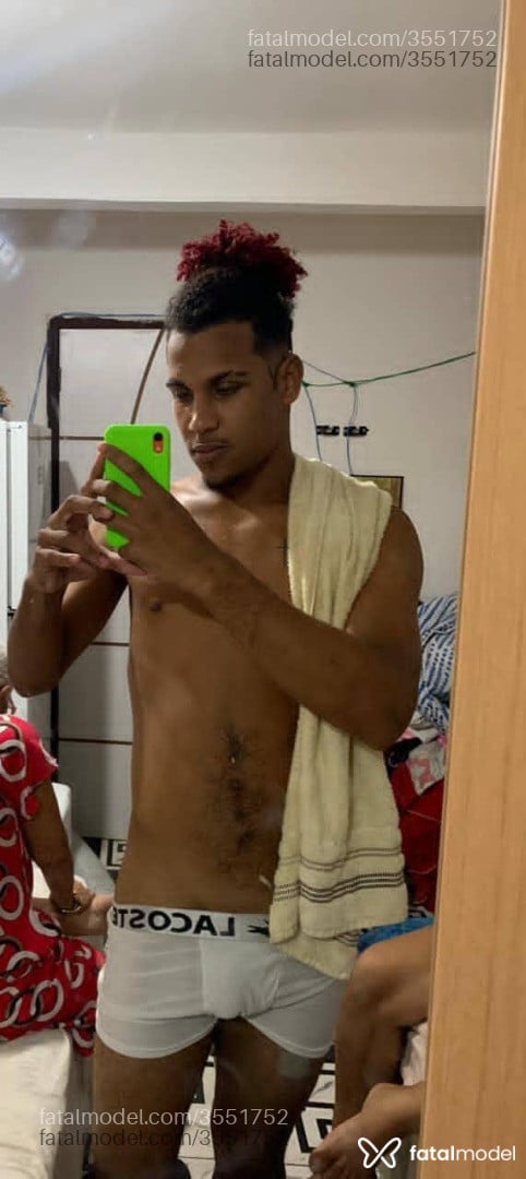 Acompanhante homem com cabelo colorido de olhos castanhos - Pedro Henrique