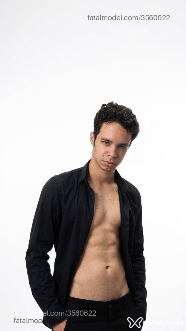 Acompanhante homem morena (o) de olhos mel - James