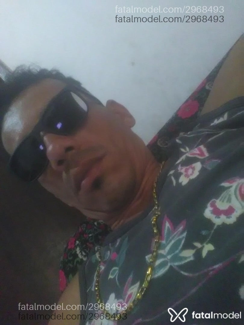 Acompanhante homem com cabelo castanho de olhos castanhos - Rickyricck