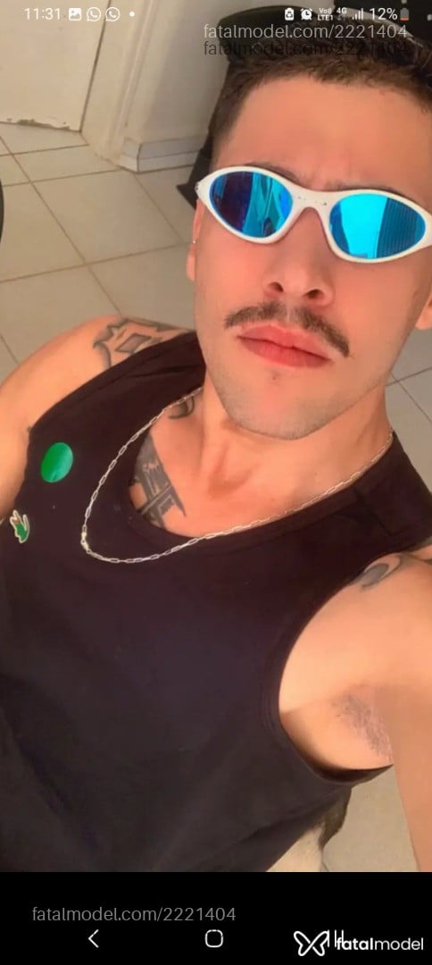 Acompanhante homem com cabelo castanho de olhos castanhos - Senra