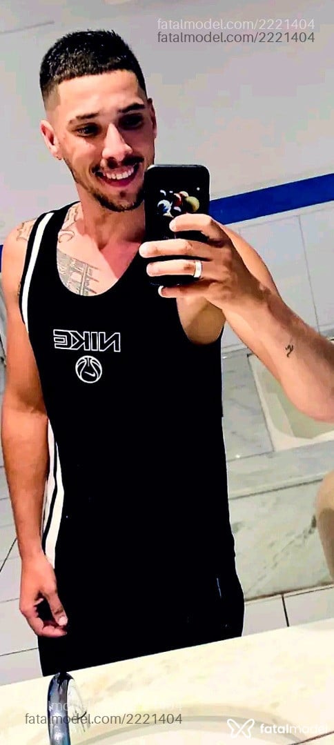 Acompanhante homem com cabelo castanho de olhos castanhos - Senra