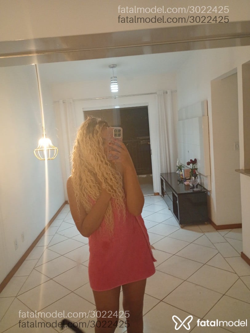 Acompanhante mulher loira (o) de olhos azuis - Sofis
