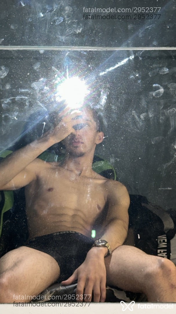 Acompanhante homem com cabelo castanho de olhos verdes - Rylek Acompanhante homem com cabelo castanho de olhos verdes - Rylek
