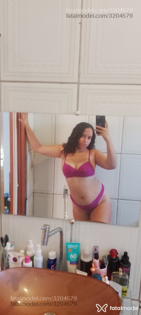 Acompanhante mulher com cabelo castanho de olhos pretos - Isahputa