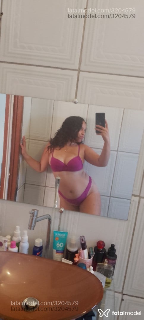 Acompanhante mulher com cabelo castanho de olhos pretos - Isahputa
