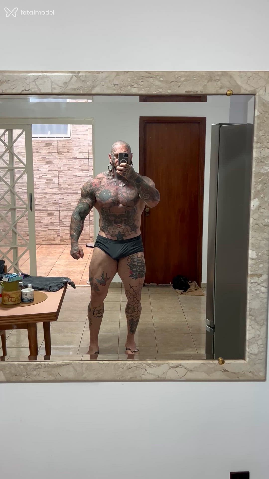 Acompanhante homem sem cabelo de olhos mel - Luca Sofistinha