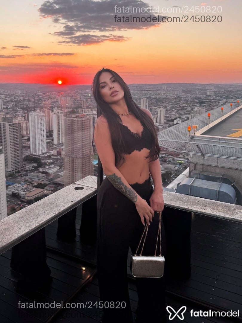 Acompanhante mulher com cabelo castanho de olhos castanhos - Luana Carvalho