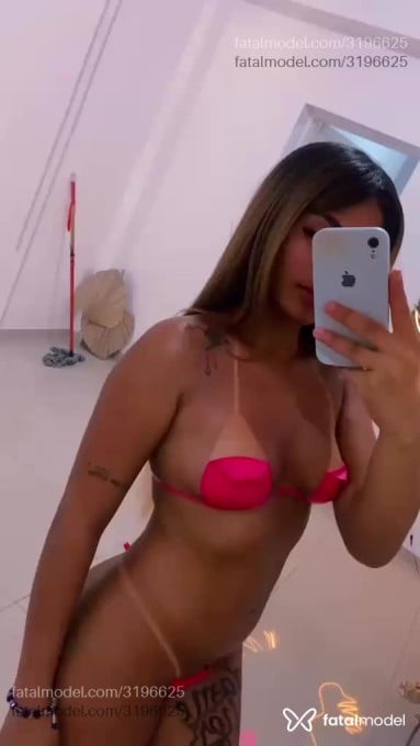 Acompanhante mulher loira (o) de olhos castanhos - Beatriz