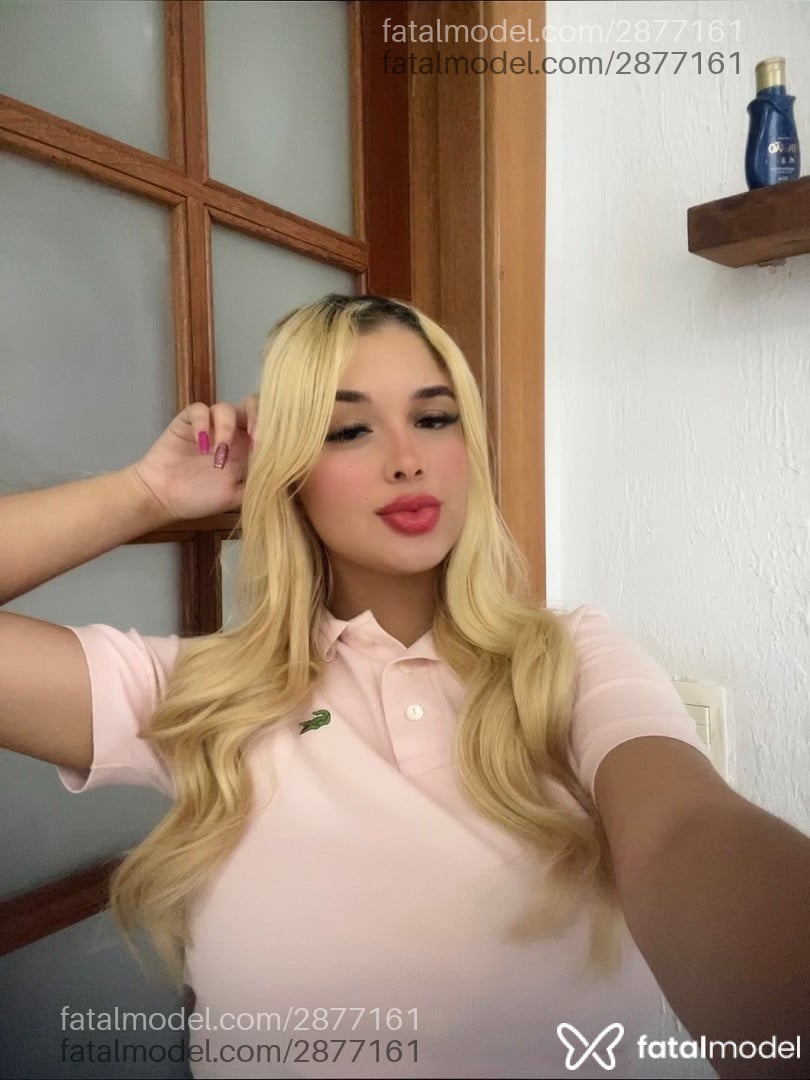 Acompanhante mulher loira (o) de olhos mel - Pérola