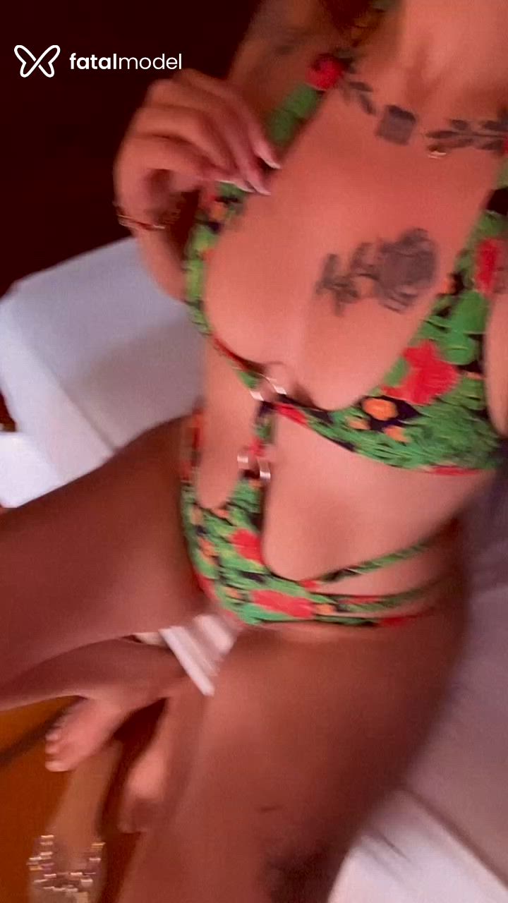 Acompanhante mulher morena (o) de olhos mel - Kaahzinha Acompanhante mulher morena (o) de olhos mel - Kaahzinha